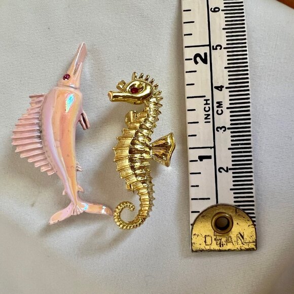 Vintage Costume Sea Animal Seahorse Swordfish Estate Pin Brooch Set of 2 - Picture 5 of 5